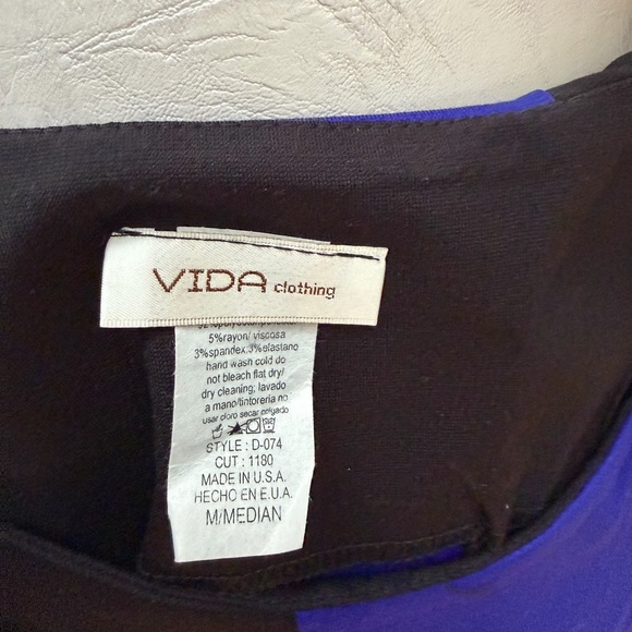 Sleek Sleeveless Colorblock Sheath Dress in Navy and Black - Picture 4 of 4